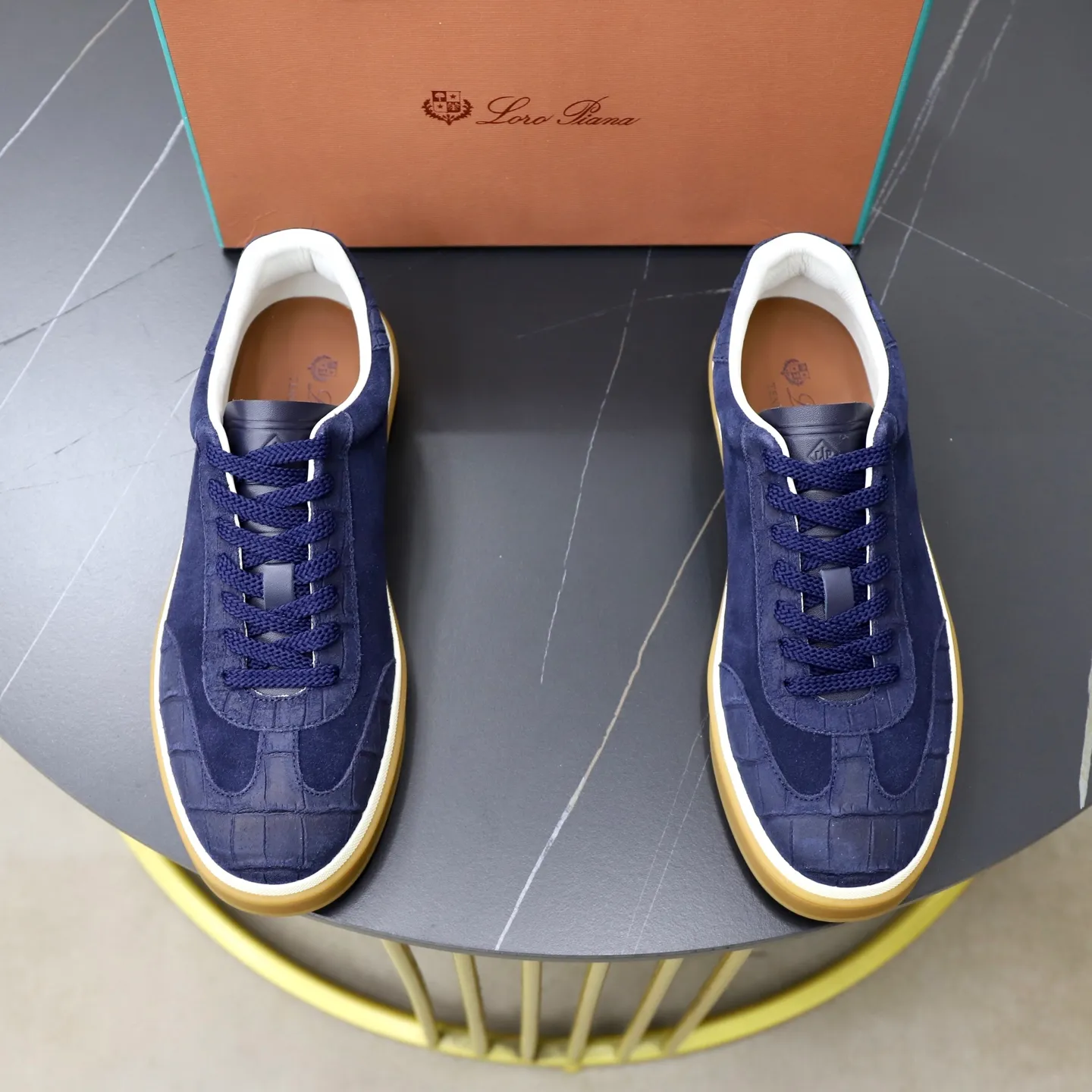 Ex-factory price: 560💰Loro Piana Tennis Walk men’s moral training sneakers! These new textured leather tennis shoes feature an ultra-low-top design for year-round wear and are water-resistant. The wrapped sole creates an effortlessly attractive color combination that harmoniously blends functionality with understated style. The ideal footwear option for urban dressing. The heel is decorated with a soft calfskin tongue with Kummel color inserts and an embossed LP logo. Cotton shoelaces. Material: Upper: Gray woven stitching with cowhide accents! Sole: Rubber lining: Cow leather original rubber sole, excellent foot comfort, complete package! Size: 38-39-40-41-42-43-44 leather shoe size (4546 can be customized)